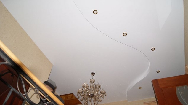Матовый потолок в гостинной с изгибом