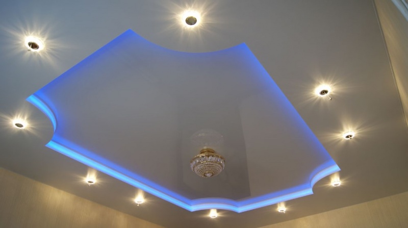 Многоуровневый натяжной потолок с голубой подсветкой